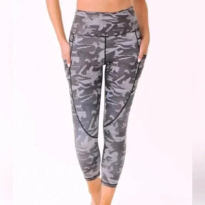 Black Camp Metallic Pocket Light n Tight Hi-Rise Capri leggings size small